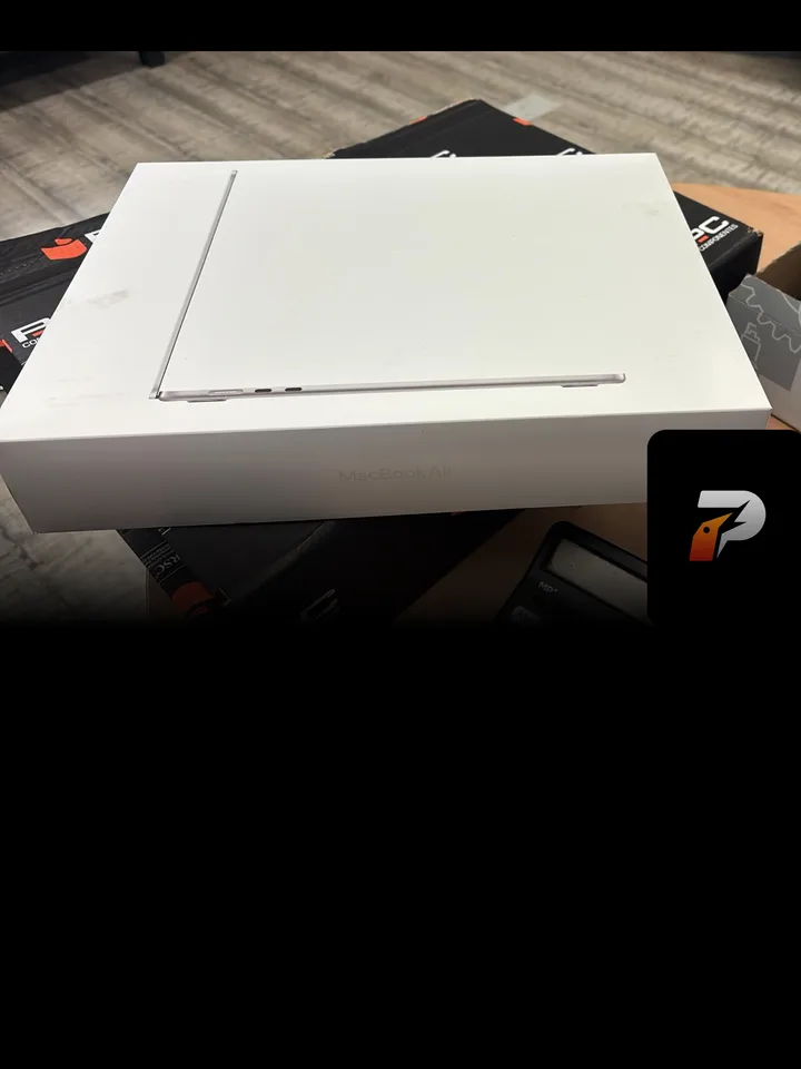 Caja del MacBook Air recibida sobre las cajas de PcComponentes